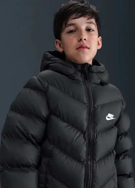 Куртка подростковая Nike SPORTSWEAR ALL DAY PLAY THERMA-FIT LOOSE-FIT MID-LENGTH черная HJ2722-010