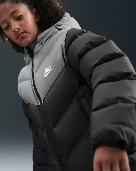 Куртка підліткова Nike SPORTSWEAR ALL DAY PLAY THERMA-FIT LOOSE-FIT чорно-сіра IB6164-010