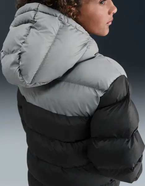 Куртка підліткова Nike SPORTSWEAR ALL DAY PLAY THERMA-FIT LOOSE-FIT чорно-сіра IB6164-010