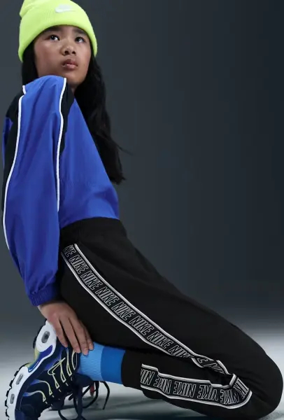 Спортивные штаны подростковые Nike SPORTSWEAR CLUB DRI-FIT JOGGERS черные HQ9322-010