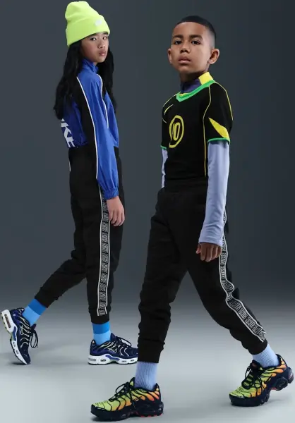 Спортивные штаны подростковые Nike SPORTSWEAR CLUB DRI-FIT JOGGERS черные HQ9322-010