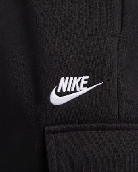 Спортивные штаны женские Nike SPORTSWEAR CLUB FLEECE MID-RISE OVERSIZED CARGO черные DQ5196-010