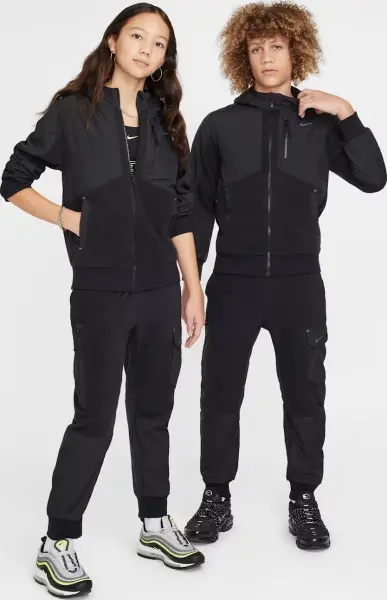 Спортивный костюм подростковый Nike SPORTSWEAR CITY UTILITY EASYON THERMA-FIT WINTERIZED черный HF4208-010__HF4211-010