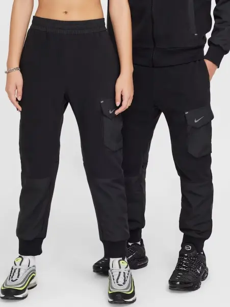 Спортивный костюм подростковый Nike SPORTSWEAR CITY UTILITY EASYON THERMA-FIT WINTERIZED черный HF4208-010__HF4211-010