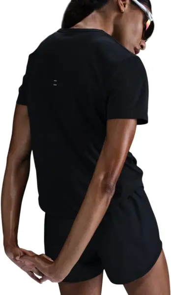 Футболка для бігу жіноча Nike TEMPO DRI-FIT чорна HQ0648-010