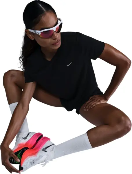 Футболка для бігу жіноча Nike TEMPO DRI-FIT чорна HQ0648-010
