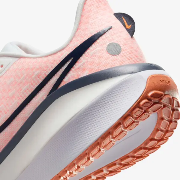 Кроссовки беговые Nike VOMERO 17 кораллово-белые FB1309-102