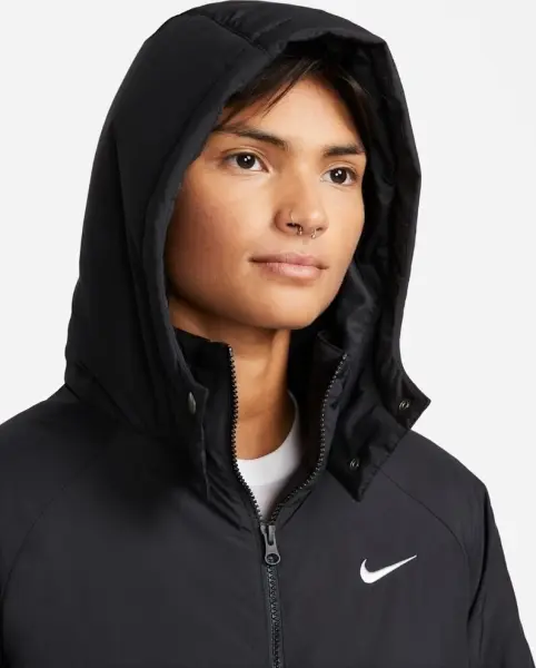 Куртка женская Nike SPORTSWEAR ESSENTIAL черная DV7874-010