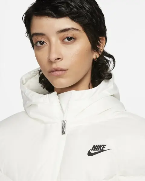 Пуховик женский Nike SPORTSWEAR STORM-FIT молочный DQ5903-133