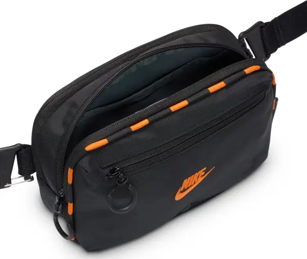 Сумка через плече Nike HAYWARD PATROL 4L чорно-помаранчева HJ8229-010