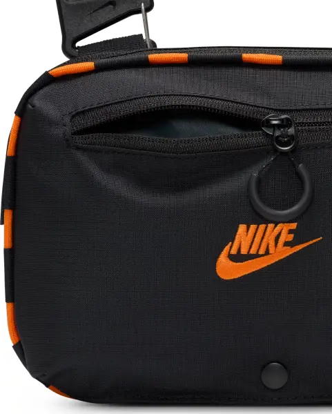 Сумка через плече Nike HAYWARD PATROL 4L чорно-помаранчева HJ8229-010