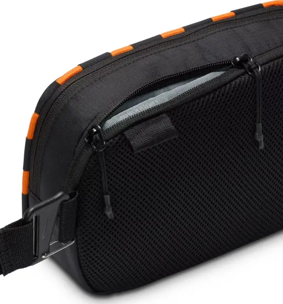 Сумка через плече Nike HAYWARD PATROL 4L чорно-помаранчева HJ8229-010