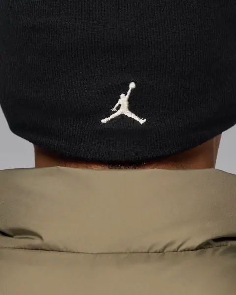 Шапка Nike JORDAN PEAK BEANIE черно-белая II1716-010