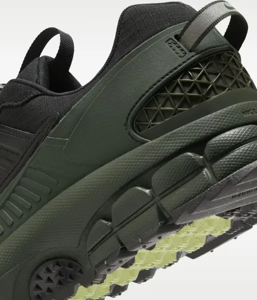 Кросівки Nike ZOOM VOMERO ROAM WINTERIZED темно-зелено-чорні FV2295-300