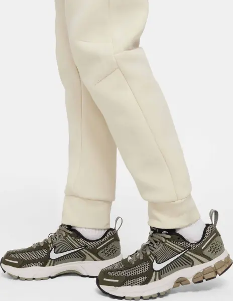 Спортивний костюм підлітковий Nike SPORTSWEAR TECH FLEECE кремово-бежевий HV5867-297__HV5869-235