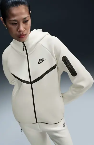 Толстовка жіноча Nike SPORTSWEAR TECH FLEECE WINDRUNNER FULL-ZIP HOODIE молочний HV6747-110
