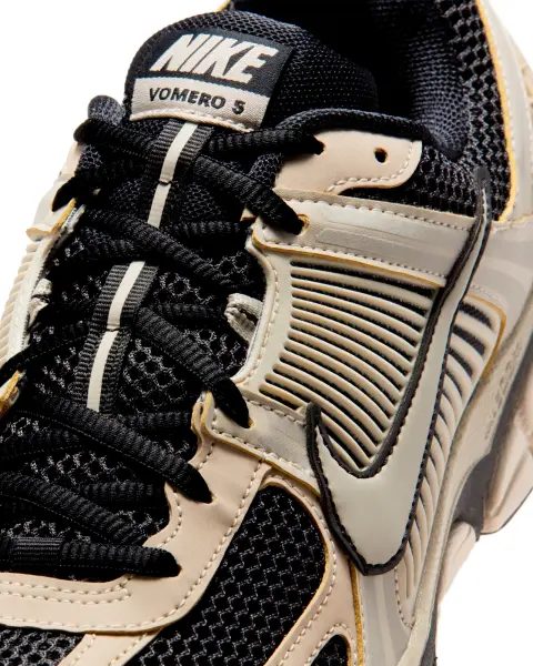 Кросівки Nike ZOOM VOMERO 5 бежево-чорні FJ4151-008
