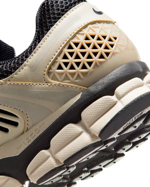 Кросівки Nike ZOOM VOMERO 5 бежево-чорні FJ4151-008