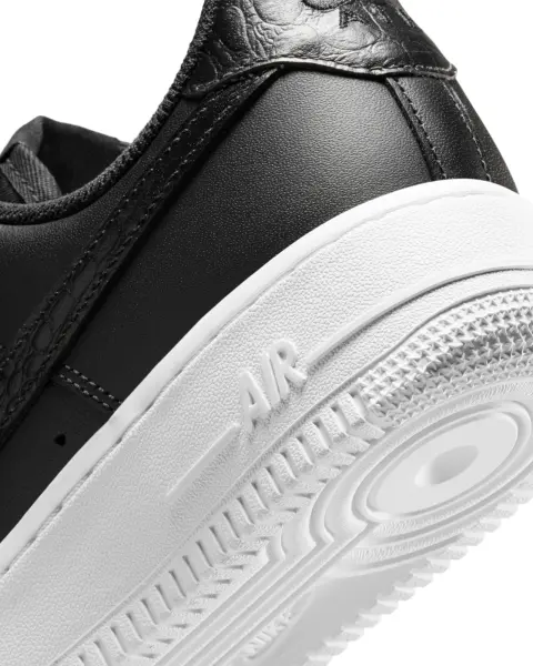 Кросівки жіночі Nike AIR FORCE 1 '07 SE чорні IO4837-001