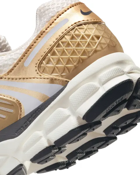 Кросівки жіночі Nike ZOOM VOMERO 5 золотисто-білі HF7723-001