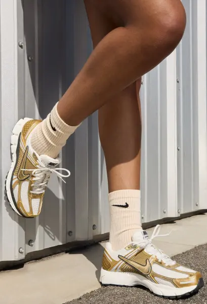Кросівки жіночі Nike ZOOM VOMERO 5 золотисто-білі HF7723-001