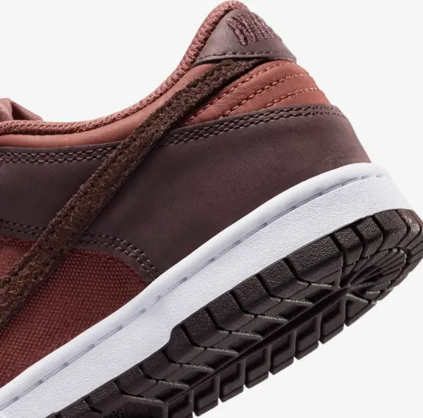 Кросівки підліткові Nike DUNK LOW SE (GS) коричневі HQ9293-200