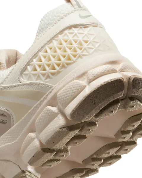 Кроссовки подростковые Nike VOMERO 5 (GS) бежевые HF6998-106