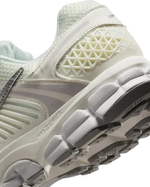 Кросівки Nike ZOOM VOMERO 5 світло-сірі FB9149-103