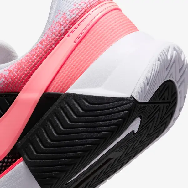 Кросівки тенісні Nike ZOOM GP CHALLENGE 1 HARD біло-чорно-коралові FB3147-102