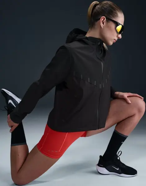 Вітровка для бігу жіноча Nike AEROSWIFT AEROGAMI STORM-FIT чорна FZ3396-010