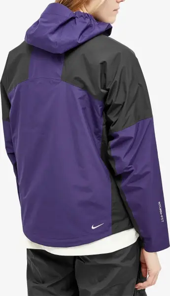 Ветровка женская Nike ACG STORM-FIT WATER-RESISTANT LIGHTWEIGHT фиолетово-черная DV9522-555