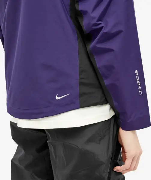 Ветровка женская Nike ACG STORM-FIT WATER-RESISTANT LIGHTWEIGHT фиолетово-черная DV9522-555