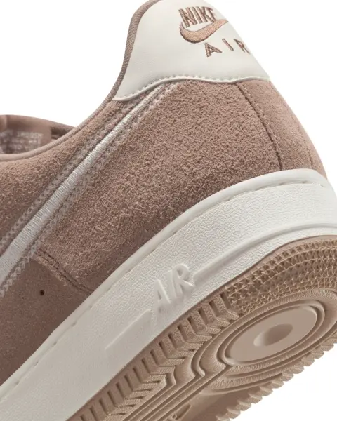 Кроссовки Nike AIR FORCE 1 '07 LV8 коричнево-белые HJ4465-200