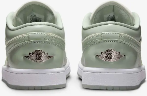 Кросівки жіночі Nike AIR JORDAN 1 LOW SE м'ятно-бежеві HF4078-100