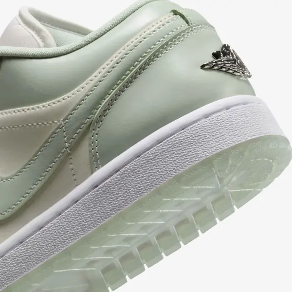 Кросівки жіночі Nike AIR JORDAN 1 LOW SE м'ятно-бежеві HF4078-100
