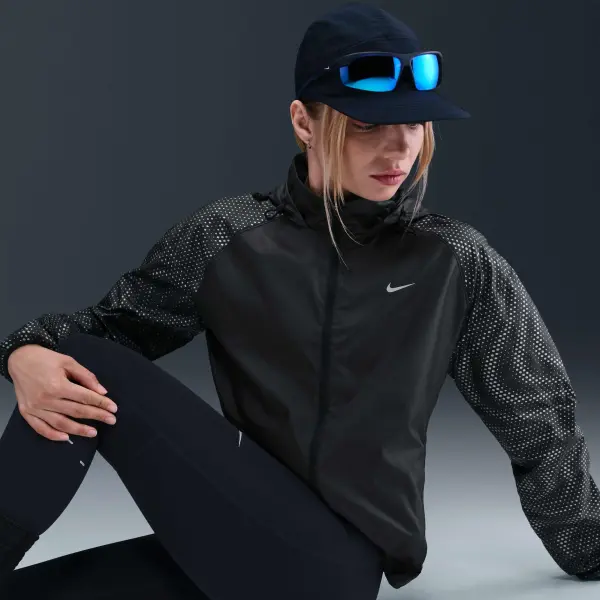Вітровка для бігу жіноча Nike TEMPO FLASH REPEL чорна HV2985-010