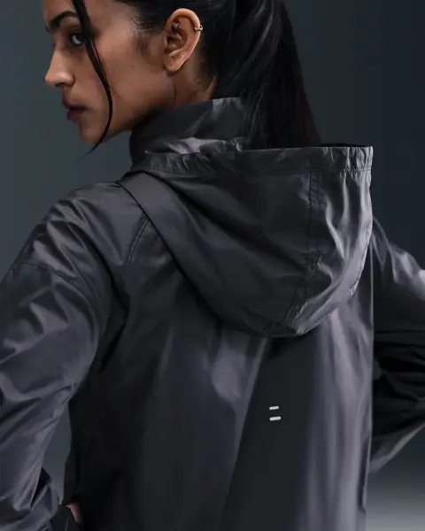 Вітровка для бігу жіноча Nike TEMPO REPEL чорна HV5769-010