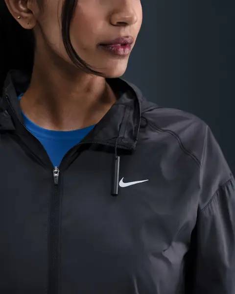 Вітровка для бігу жіноча Nike TEMPO REPEL чорна HV5769-010