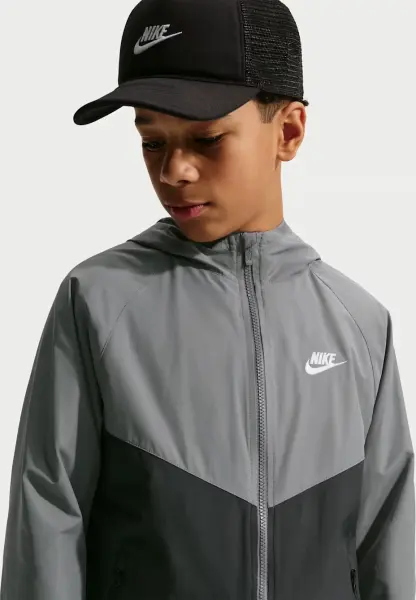 Ветровка подростковая Nike SPORTSWEAR WINDRUNNER серо-темно-серая IF2821-084