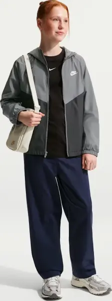 Ветровка подростковая Nike SPORTSWEAR WINDRUNNER серо-темно-серая IF2821-084