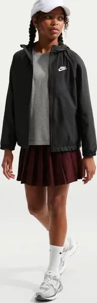 Ветровка подростковая Nike SPORTSWEAR WINDRUNNER черная IF2821-010