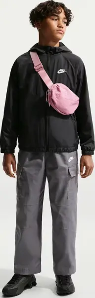 Ветровка подростковая Nike SPORTSWEAR WINDRUNNER черная IF2821-010
