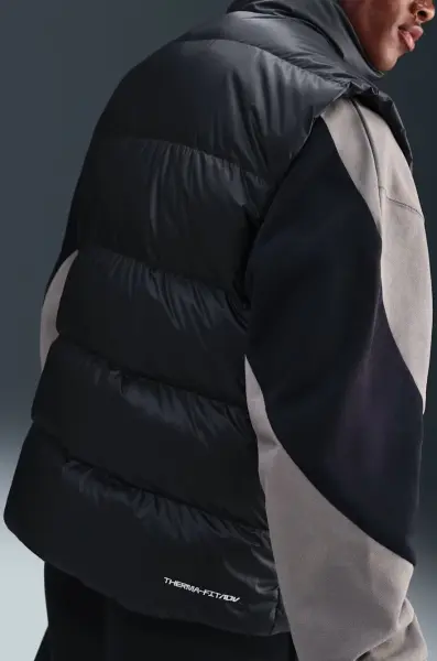 Жилетка Nike WINDRUNNER STATEMENT черная HV1480-010