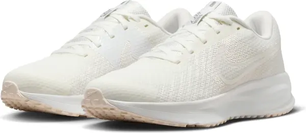 Кроссовки беговые женские Nike RUN DEFY кремовые HM9593-107
