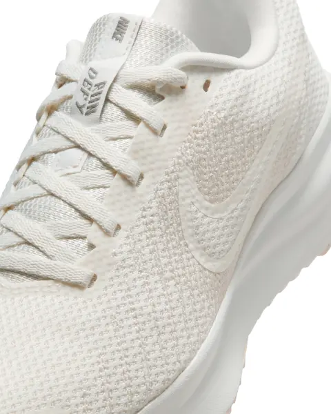 Кроссовки беговые женские Nike RUN DEFY кремовые HM9593-107