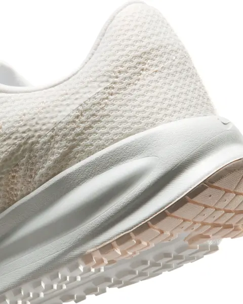 Кроссовки беговые женские Nike RUN DEFY кремовые HM9593-107