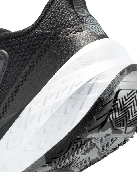 Кросівки дитячі Nike TEAM HUSTLE D 12 (PS) чорно-білі HF6280-002