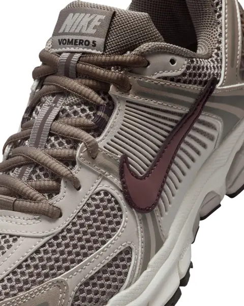 Кроссовки подростковые Nike VOMERO 5 (GS) коричневые HF6998-200