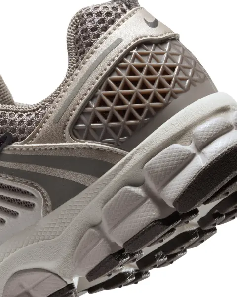 Кроссовки подростковые Nike VOMERO 5 (GS) коричневые HF6998-200
