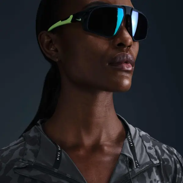 Куртка для бігу жіноча Nike SWIFT DRI-FIT темно-сіро-чорна IB5844-010